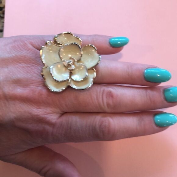 Flower necklace and ring set - Picture 3 of 8